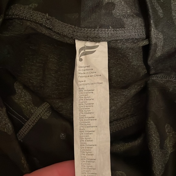 Fabletics camo capris. Barely worn. Size medium with pockets - Picture 3 of 6